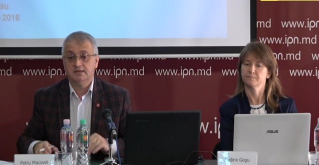 Petru Macovei şi Nadine Gogu la prezentarea Raportului de monitorizare a mass media. (media-azi.md)